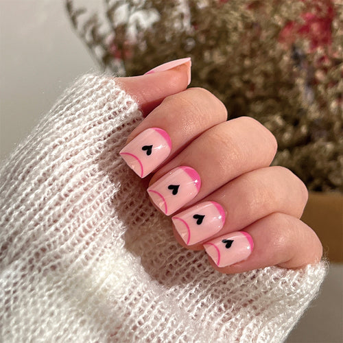 Kreative Nagelkunst mit Herz-Design und Glitzerakzenten Karnz
