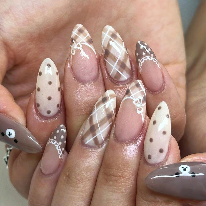 Kunstnagelset mit eleganten Rosen- und Goldverzierungen Karnz