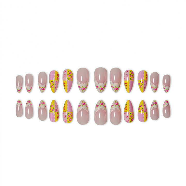 Dekorative florale Press-On-Nagelkunst Karnz
