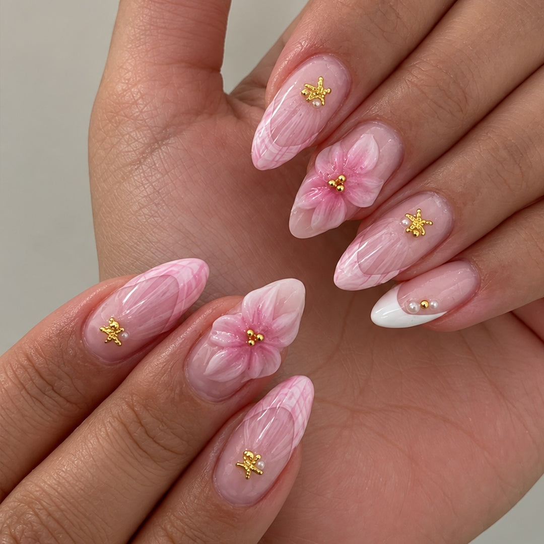 Kunstnagelset mit zarten Blüten- und Glitzerapplikationen Karnz