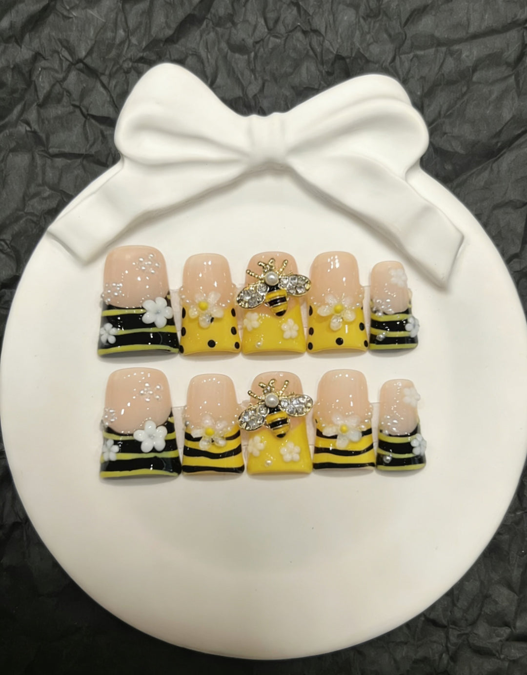 Dekoratives Press-On Nail Art Set mit floralen und Insektenakzenten