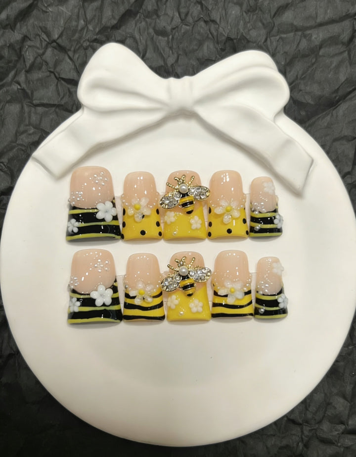 Dekoratives Press-On Nail Art Set mit floralen und Insektenakzenten