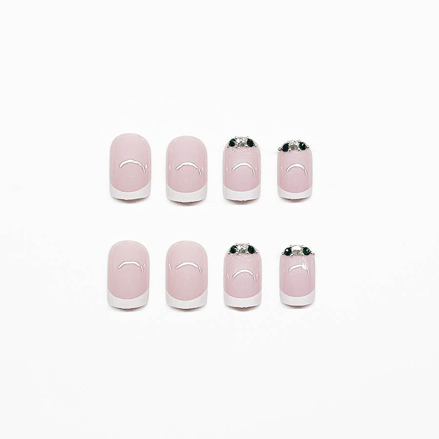 Kunstnagelset mit elegantem französischen Design und glitzernden Akzenten Karnz