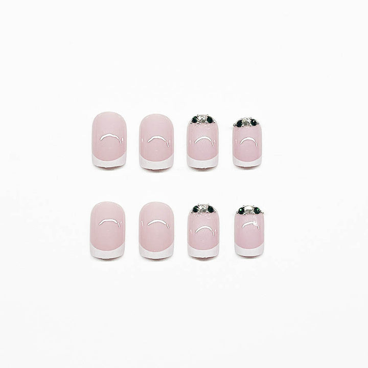 Kunstnagelset mit elegantem französischen Design und glitzernden Akzenten Karnz