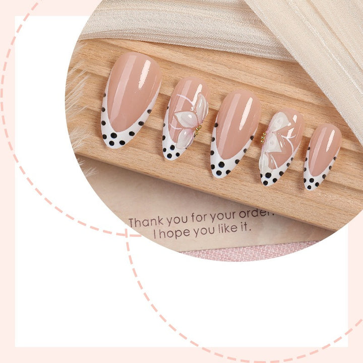 Kunstnagelset mit eleganten Blüten- und Punkte-Designs Karnz