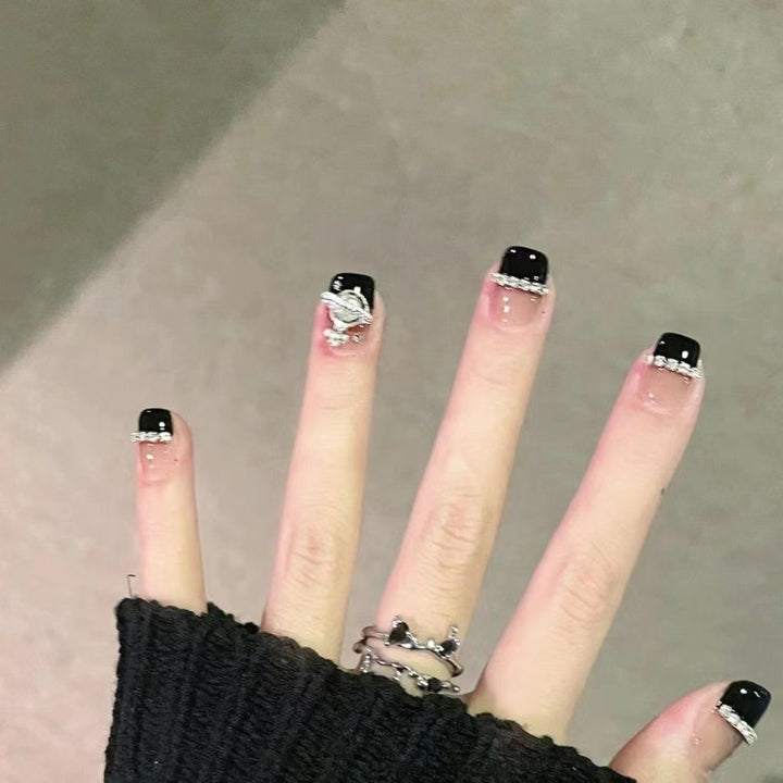 Glamouröses Kunstnagelset mit funkelnden Kristallverzierungen Karnz