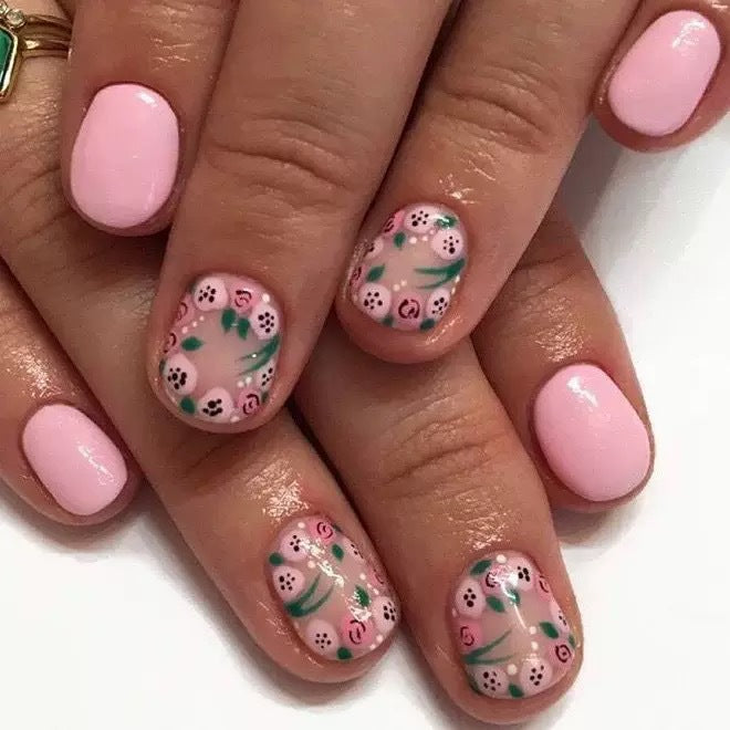 Kunstnagelset mit verspielten Blumenmotiven Karnz