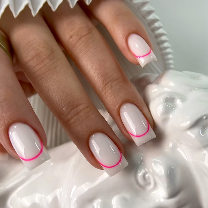 Stilvolle Kunstnägel mit elegantem French-Tip und modernen Akzenten Karnz