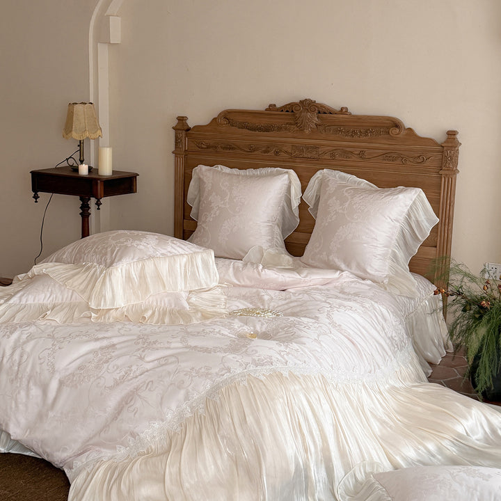 Luxuriöses Satin-Jacquard-Bettwäscheset mit Plissee-Bettrock und feiner Spitzenbordüre