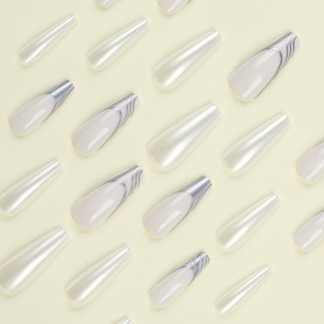 Künstliche Nagelverlängerungen mit marmoriertem Design Karnz