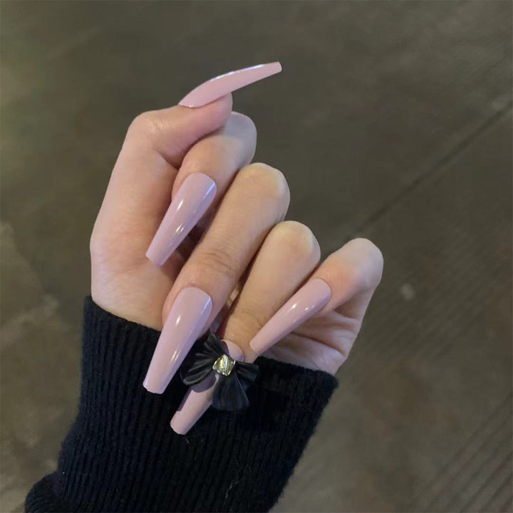 Kunstvolle Stiletto-Nägel mit eleganter Verzierung Karnz