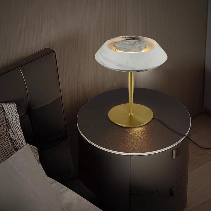 Elegante Moderne Tischlampe mit Marmorbasis und goldener Akzent