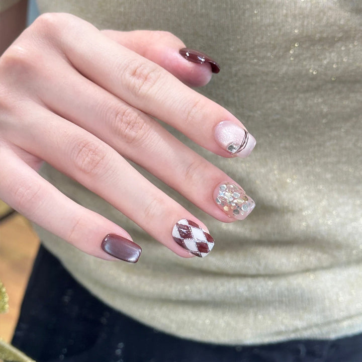 Künstliche Nagelspitzen mit glamourösen Details Karnz