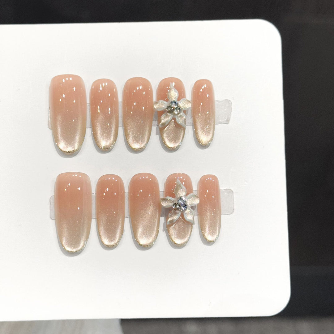 Elegantes Ombre-Nagelkunst-Set mit floralen Akzenten