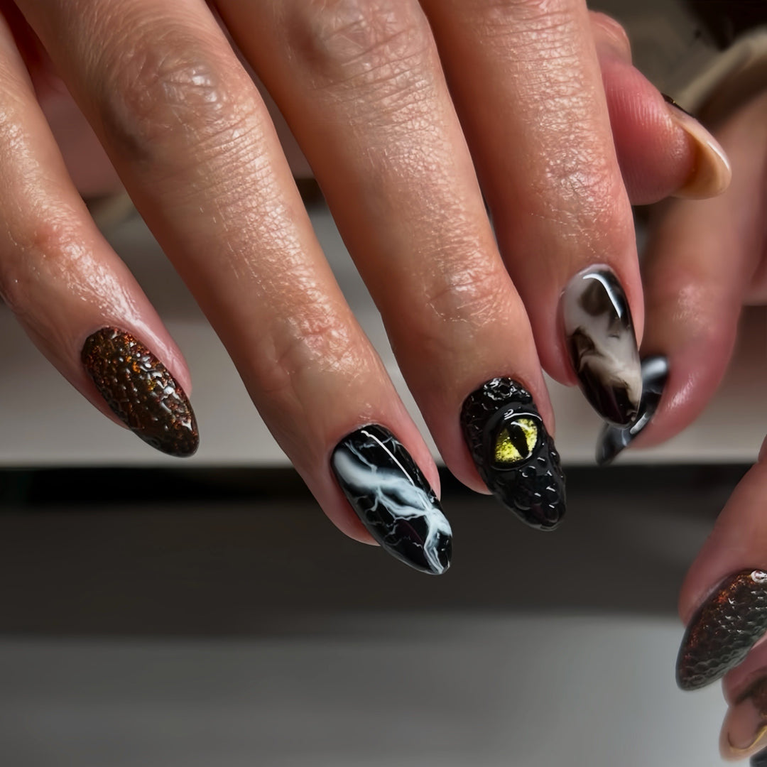 Künstlerisch thematisierte Press-On Nagelkunst Karnz