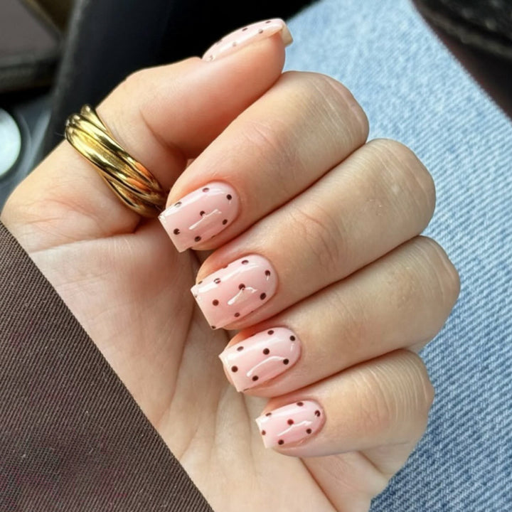 Kunstvolle Nagelverlängerungen mit kreativen Punkten Karnz