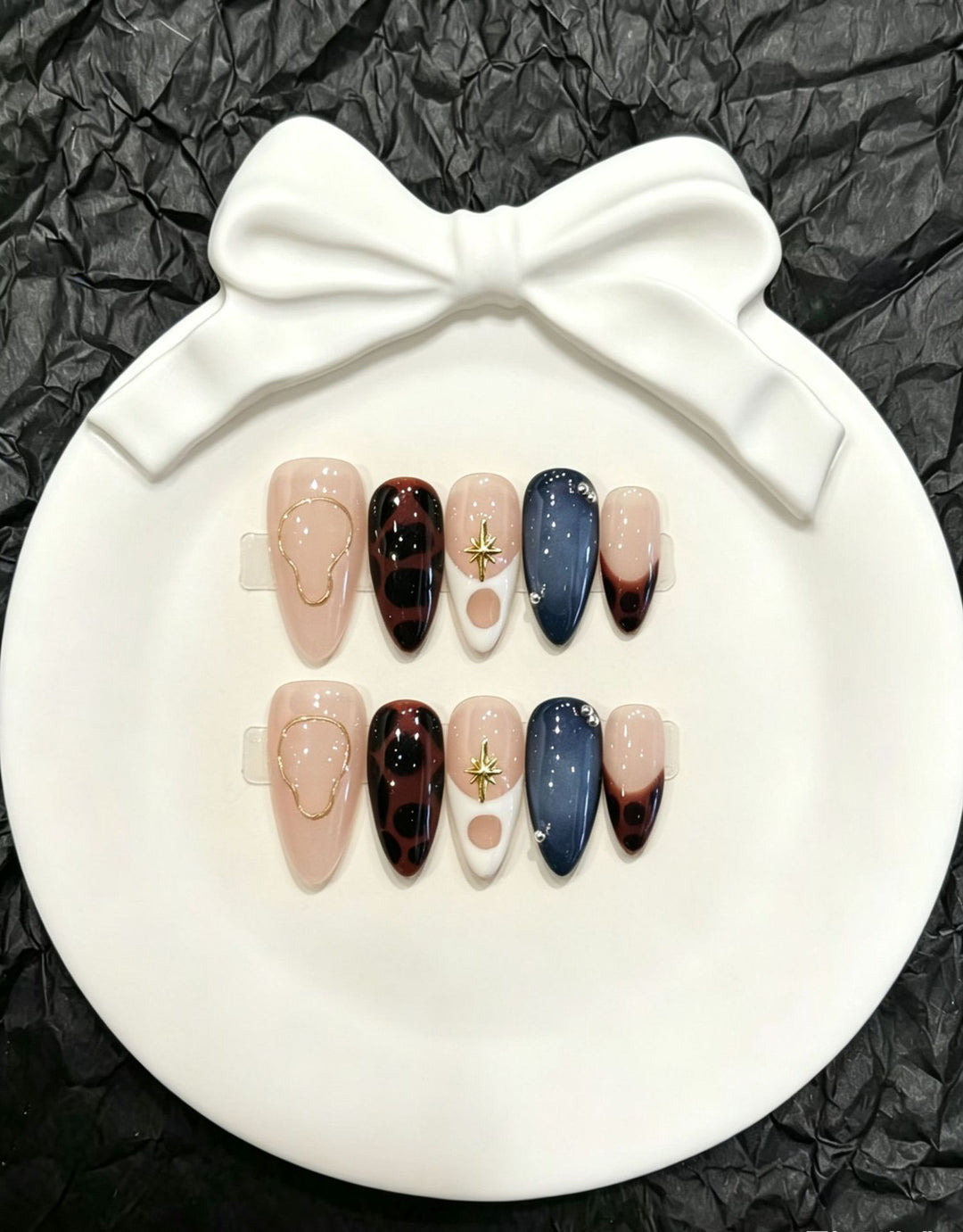 Glamourös Press-On Nail Art Set mit goldenen Akzenten