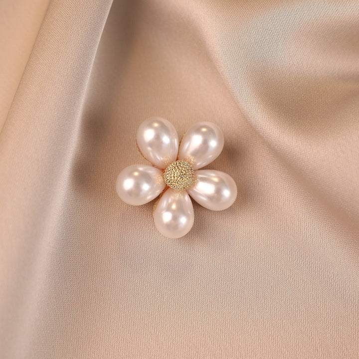 Elegante Blütenbrosche mit Perlenakzenten Karnz