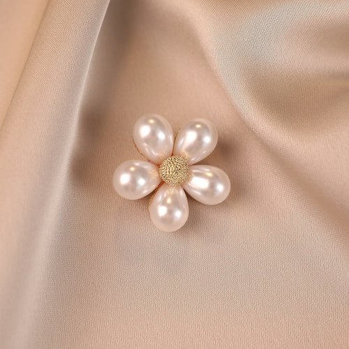 Elegante Blütenbrosche mit Perlenakzenten Karnz