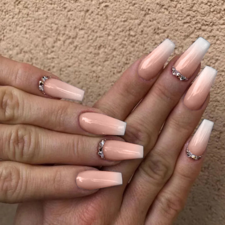 Kunstvolle Nagelverlängerungen mit elegantem Ombre-Design und Strass-Akzenten Karnz