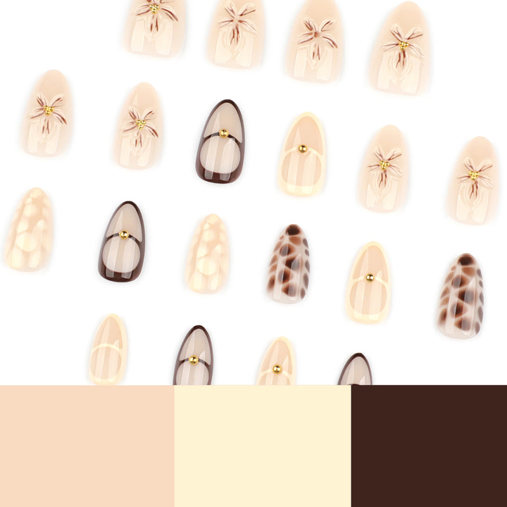 Kunstvolle Nagelverlängerungen mit floralen und Glitzerdetails Karnz