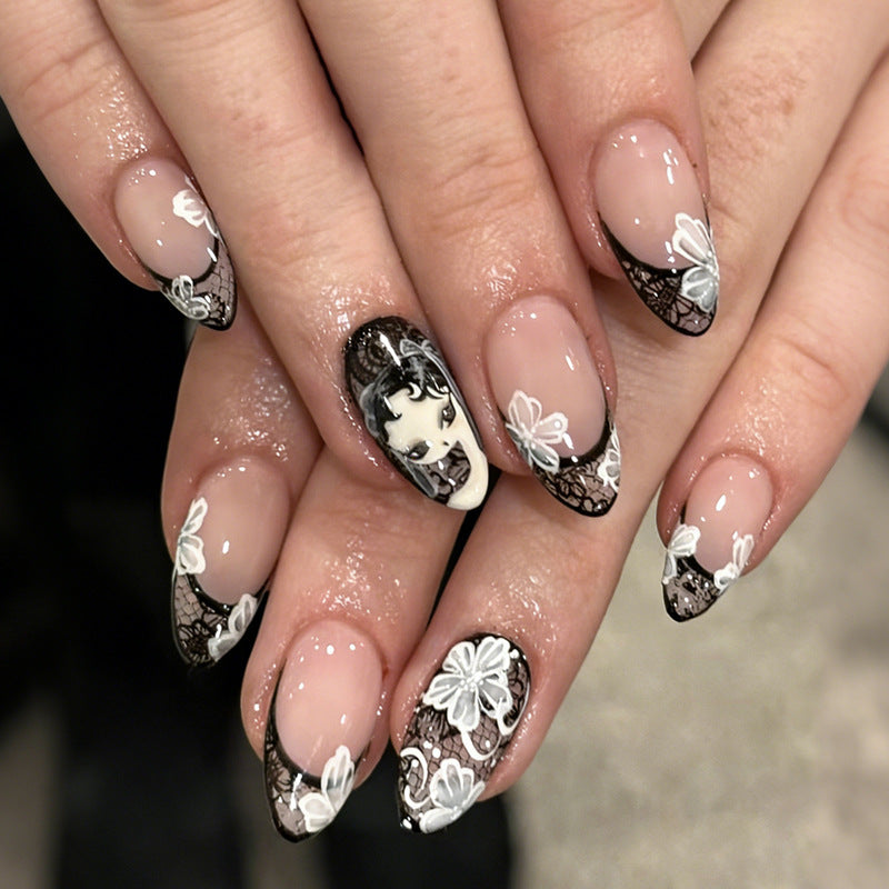 Kunstnagelset mit eleganten Spitzen und floralen Verzierungen Karnz