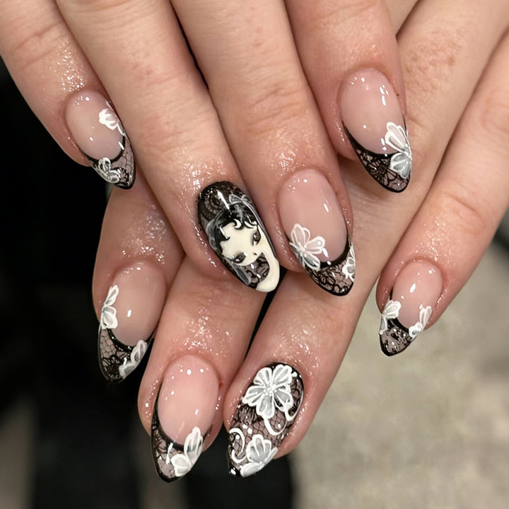 Kunstnagelset mit eleganten Spitzen und floralen Verzierungen Karnz