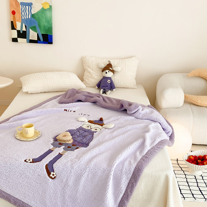 Kuscheldecke aus Teddy‑Fleece mit appliziertem Puppenmotiv und wendbarer Plüschseite