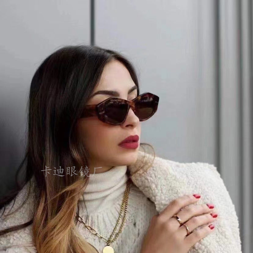 Damen geometrische Sonnenbrille mit einzigartigem, futuristischem Design Karnz