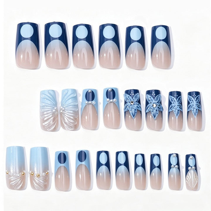 Kunstnagelset mit floralen und eleganten Verzierungen Karnz