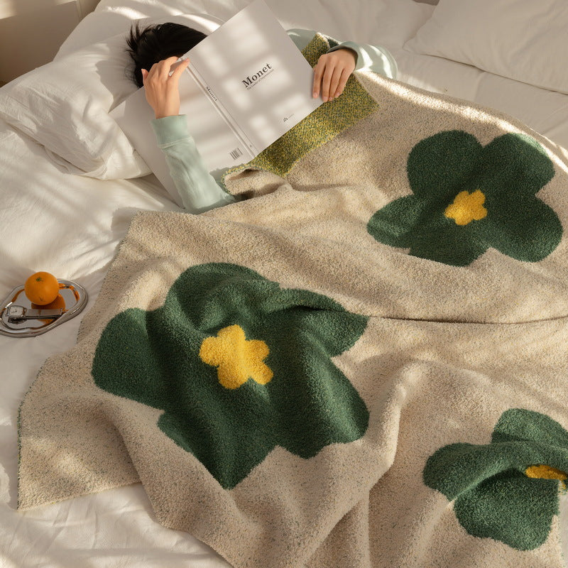 Grobstrick-Bouclé-Wohndecke mit großflächigem Blumenmotiv und Teddy-Textur Karnz