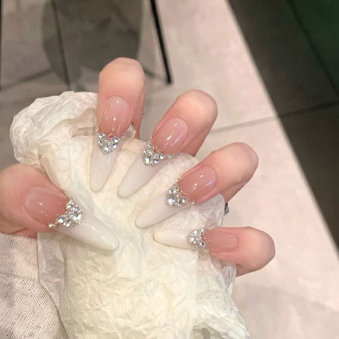Elegantes Stiletto Press-On Nagelkunst Set Karnz