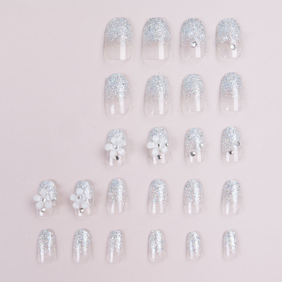 Dekoratives Press-On Nagelkunstset mit floralen Akzenten