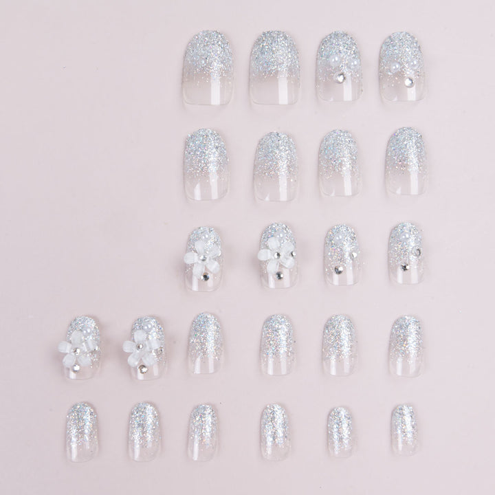 Dekoratives Press-On Nagelkunstset mit floralen Akzenten