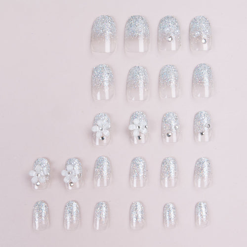 Dekoratives Press-On Nagelkunstset mit floralen Akzenten
