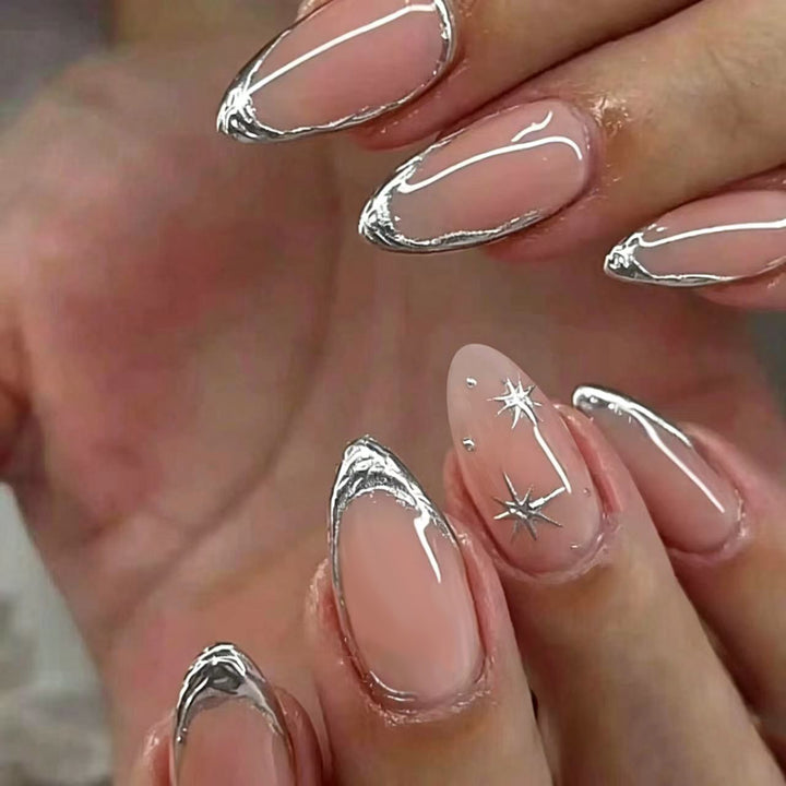 Glänzende Stiletto-Nägel mit eleganter Silberverzierung Karnz