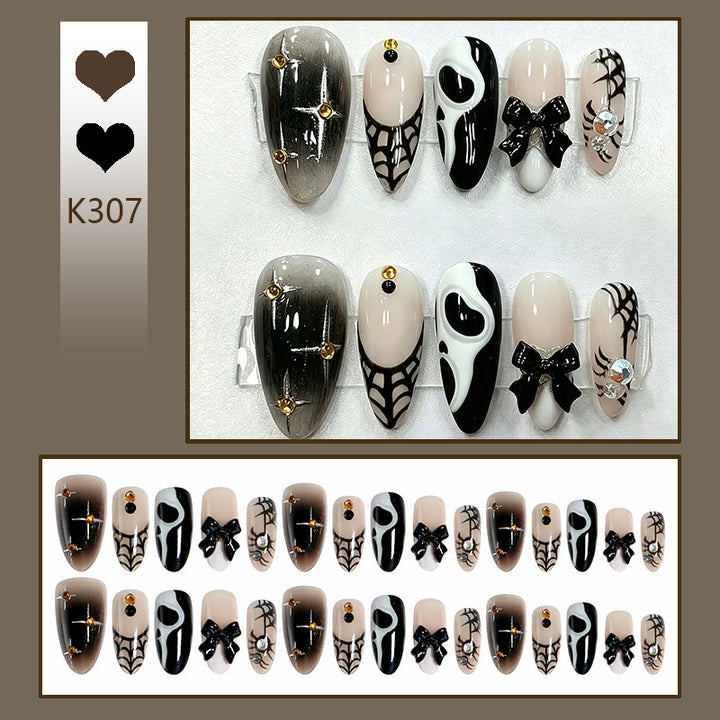 Kreatives Halloween Kunstnagelset mit gruseligem Design Karnz