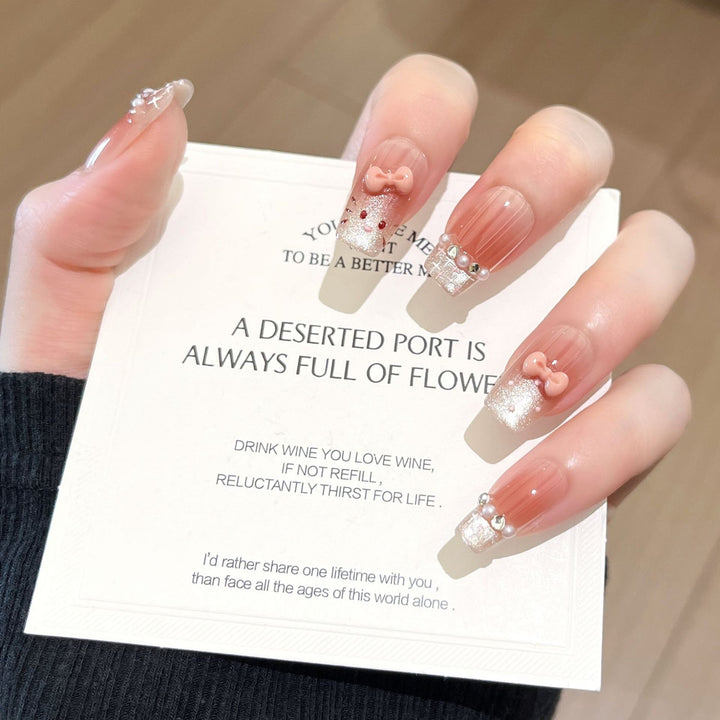 Elegantly gestaltetes, mit Kristallen verziertes Press-On Nail Set Karnz