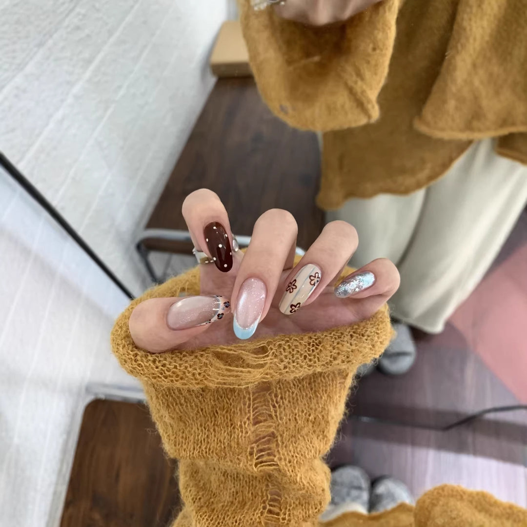 Künstlerische Blumen Press-On Nagelkunst