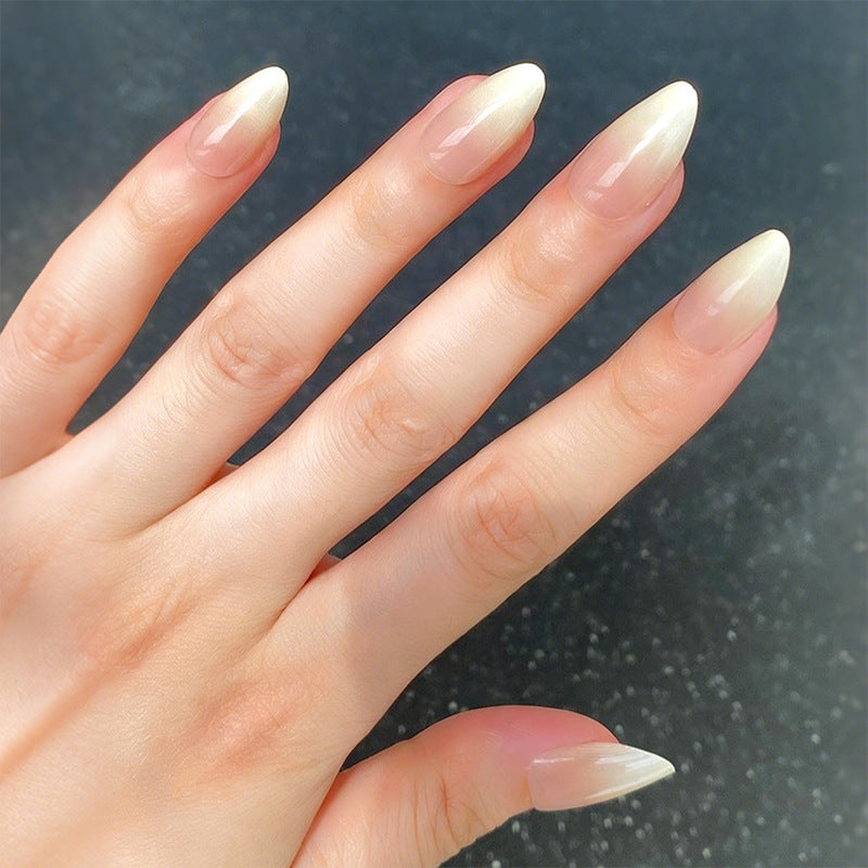Kunstnägel mit eleganter Ombre-Gestaltung Karnz