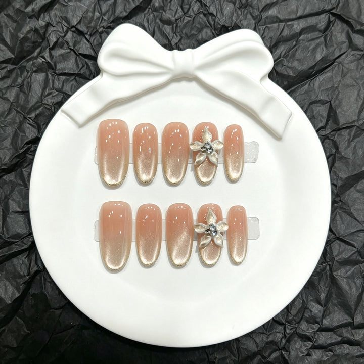 Elegantes Ombre-Nagelkunst-Set mit floralen Akzenten