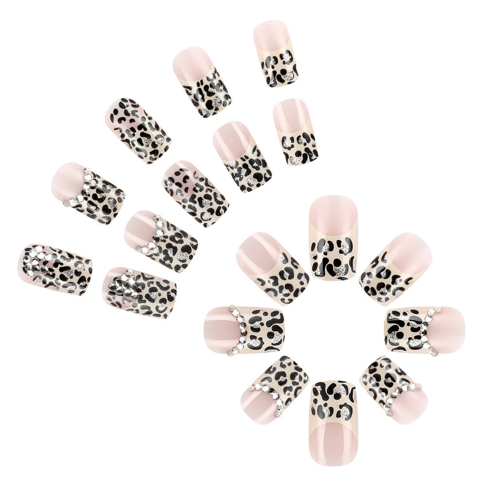 Dekorative Nagelkunst mit Strass Karnz