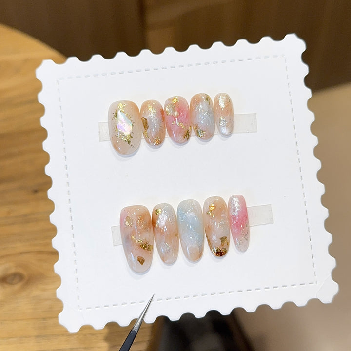 Kunstnägel mit Glamouriösen Metallic-Details und Funkelndem Design Karnz