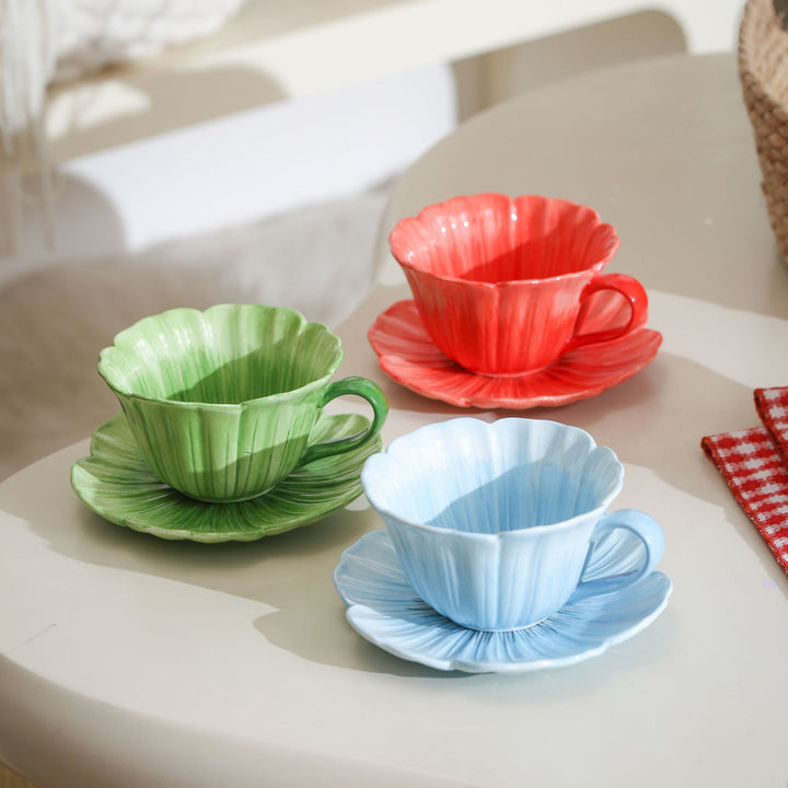 Keramiktasse mit Untertasse in Blütenform
