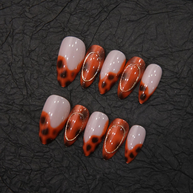 Stylisches Stiletto Press-On-Nagel-Set mit Schmuckakzenten