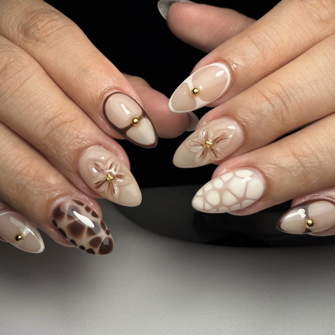 Kunstvolle Nagelverlängerungen mit floralen und Glitzerdetails Karnz