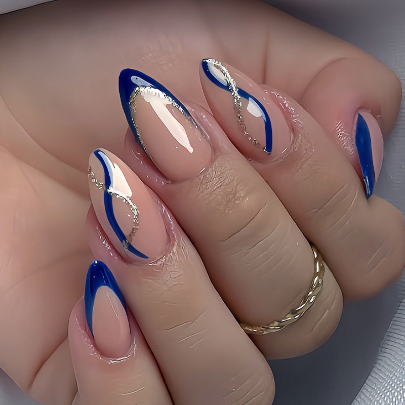 Künstlerische French Tip Nagelverstärkungen Karnz