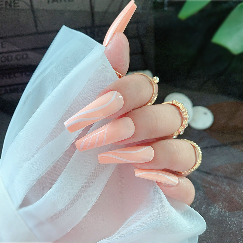 Stilvolle lange Press-On Nagelkunst