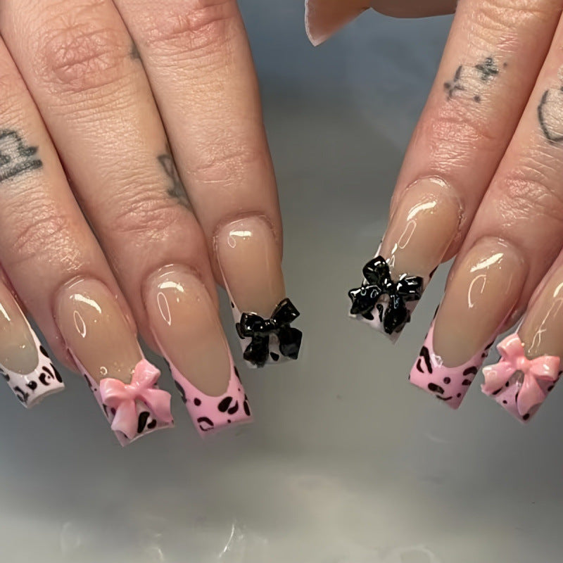 Dekorative Press-On Nagelkunst mit Schleifenakzenten