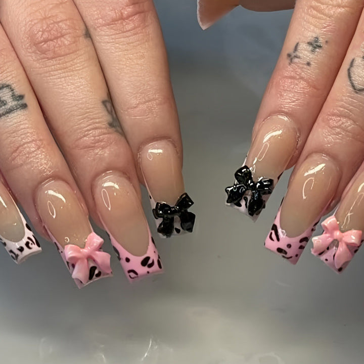 Dekorative Press-On Nagelkunst mit Schleifenakzenten
